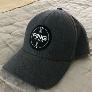 Grey like new PIng ball cap. Size M SnapBack